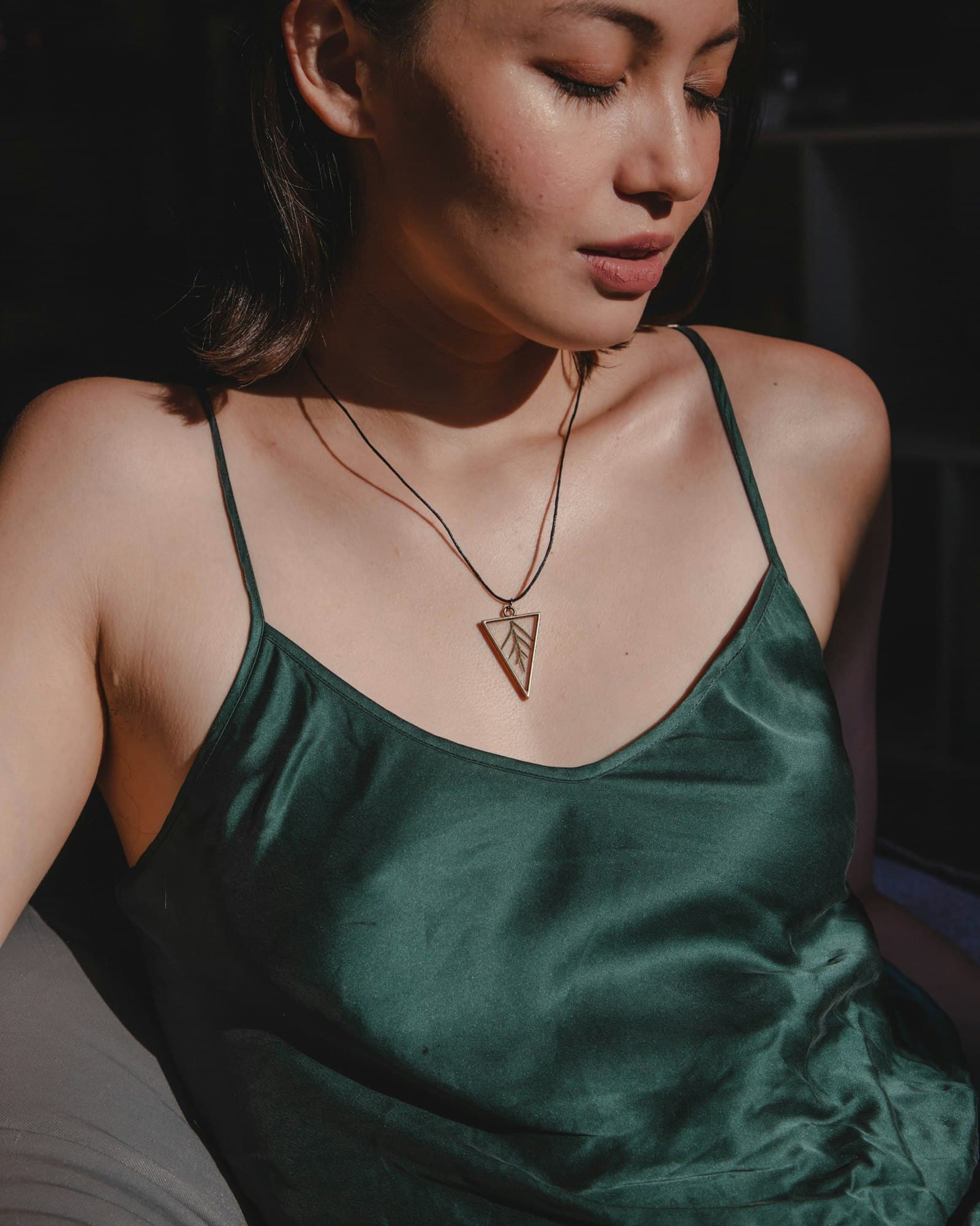 Áo hai dây lụa viền ren