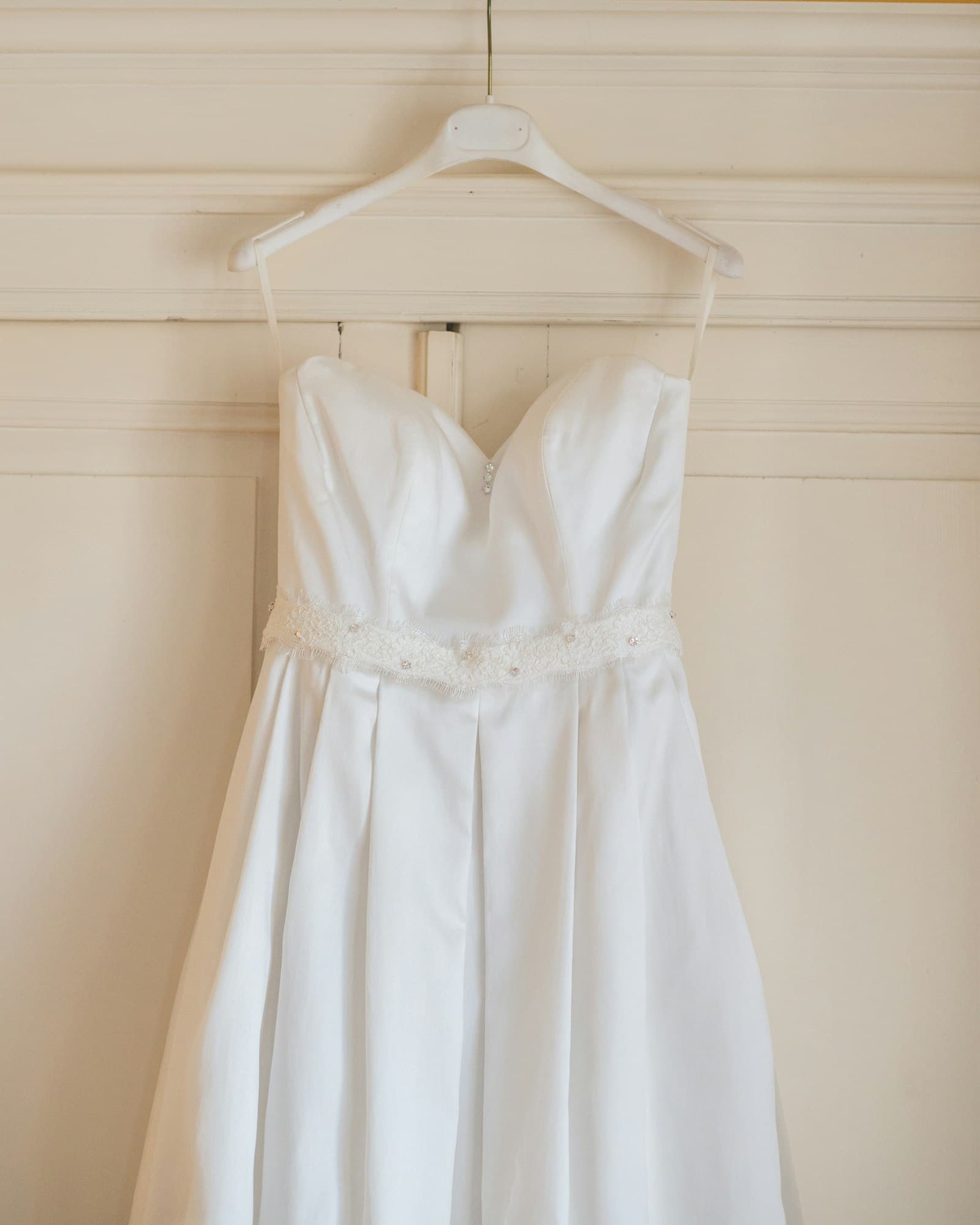 Đầm xòe taffeta tay bồng