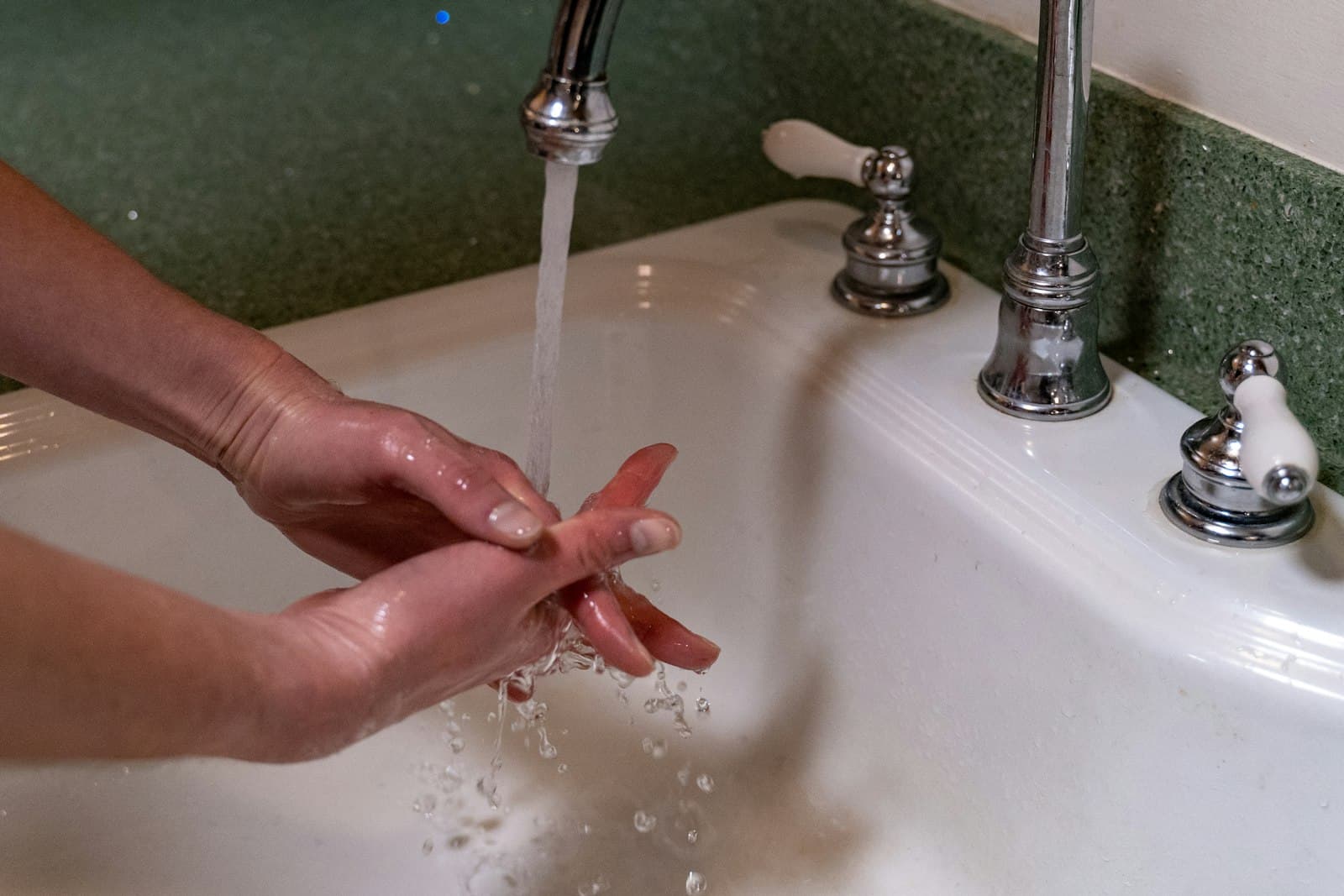 Giặt đồ lụa tại nhà không bị xỉn màu: từng bước làm